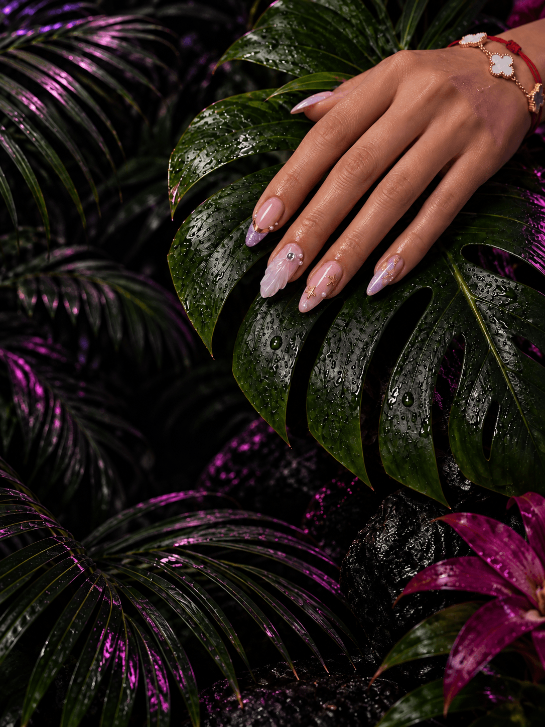Manicura violeta de Lali Nails Amazonas entre hojas tropicales